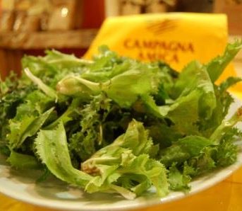 Con la primavera si pensa al fisico, in tavola l’insalatona di campo