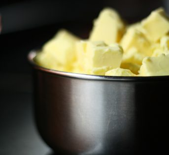 Burro, meglio mangiarlo crudo o appena tiepido