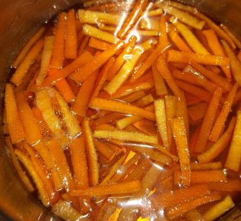 Per Carnevale, coriandoli di arance candite