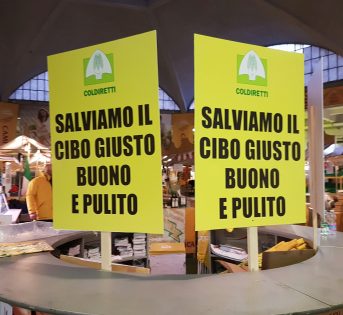 A Roma il Comune chiude il mercato contadino, scoppia la protesta