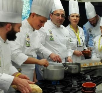 Gli agrichef di Campagna Amica in cucina con i prodotti solidali