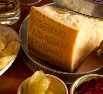 No alla contraffazione del Parmigiano, la piazza si mobilita