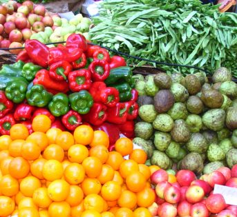 Gli italiani mangiano più frutta e verdura che carne