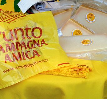 Parmigiano Reggiano: se ne mangia di meno per colpa delle imitazioni
