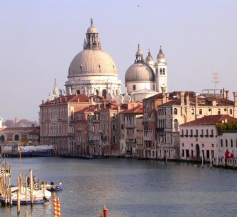 Venezia, la città senza tempo regina del Carnevale