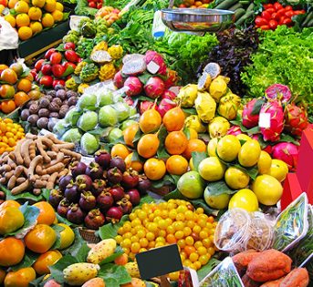 ?I consigli per sconfiggere il caldo a tavola: frutta e verdura? Mai senza