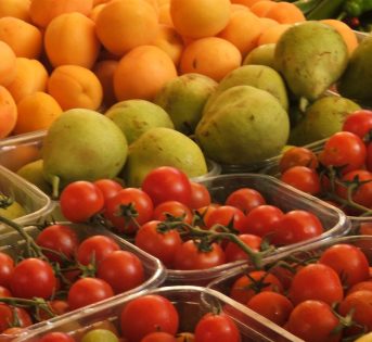 Rivoluzione a tavola: gli italiani comprano più frutta e meno carne
