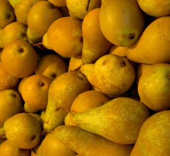 Pere e albicocche per combattere l’afa e migliorare il nostro fisico