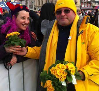 Una pioggia di primule sul più famoso carnevale d’Italia