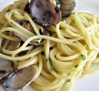 Spaghetti alle vongole, il primo piatto di mare per eccellenza