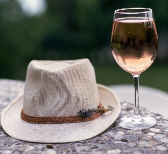 Bere in rosa: la nuova tendenza nel bicchiere