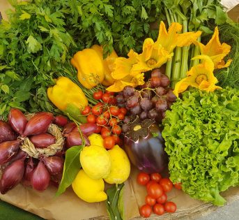 Spesa di luglio, colore e freschezza a tavola