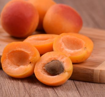 Al mercato albicocche, erbe e riso solidale