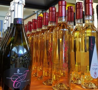 Sapori del territorio e vini locali al mercato