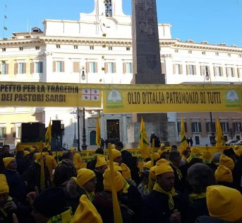 Latte e olio, la protesta degli agricoltori