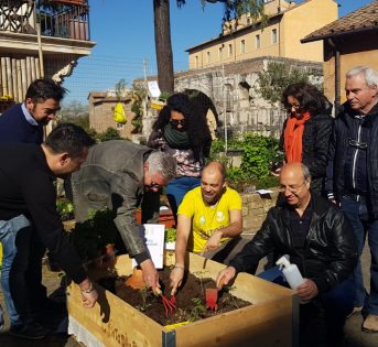 Caldo, 6 italiani su 10 a lavoro in orti e terrazzi