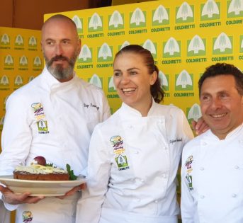 Una torta di mela apre la giornata della cucina contadina