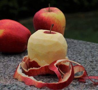 Frutta, perché mangiare la buccia