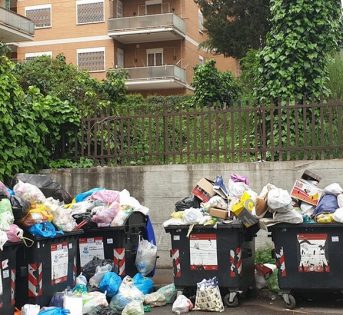 Rifiuti, uno Stivale pieno di immondizia