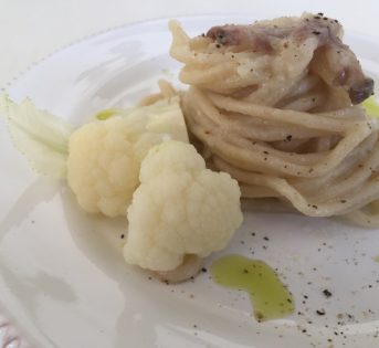 Spaghettoni con crema di cavolo e pancetta croccante al profumo di pepe