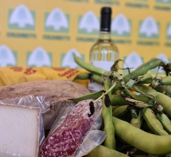 Primo Maggio, picnic in salotto con fave e pecorino