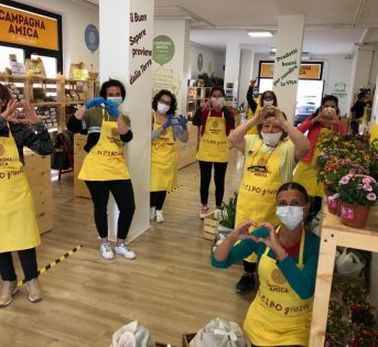 Mercati, omaggio floreale per festeggiare la mamma