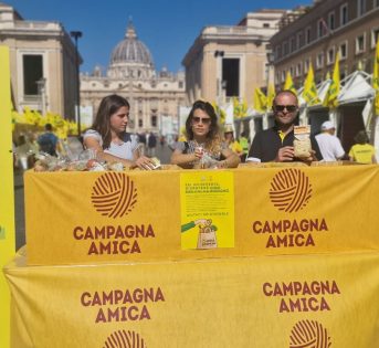 Spesa sospesa, 8 milioni di kg di cibo in aiuto ai più poveri