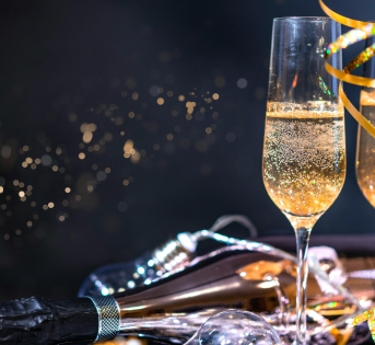 Capodanno a tavola: 2,7 miliardi di spesa tra cenoni, spumante e tradizioni portafortuna