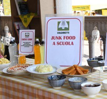 Giornata mondiale salute, via i cibi ultra-formulati nelle scuole